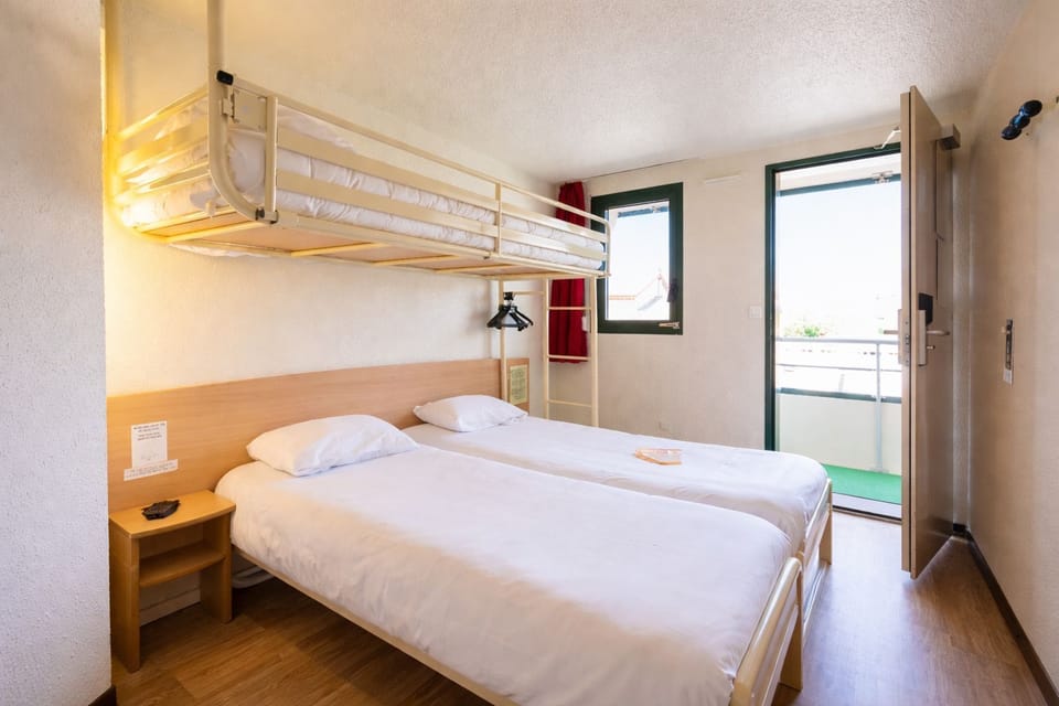 Standard Room, 3 Twin Beds | Desk, free cribs/infant beds, free WiFi, bed sheets