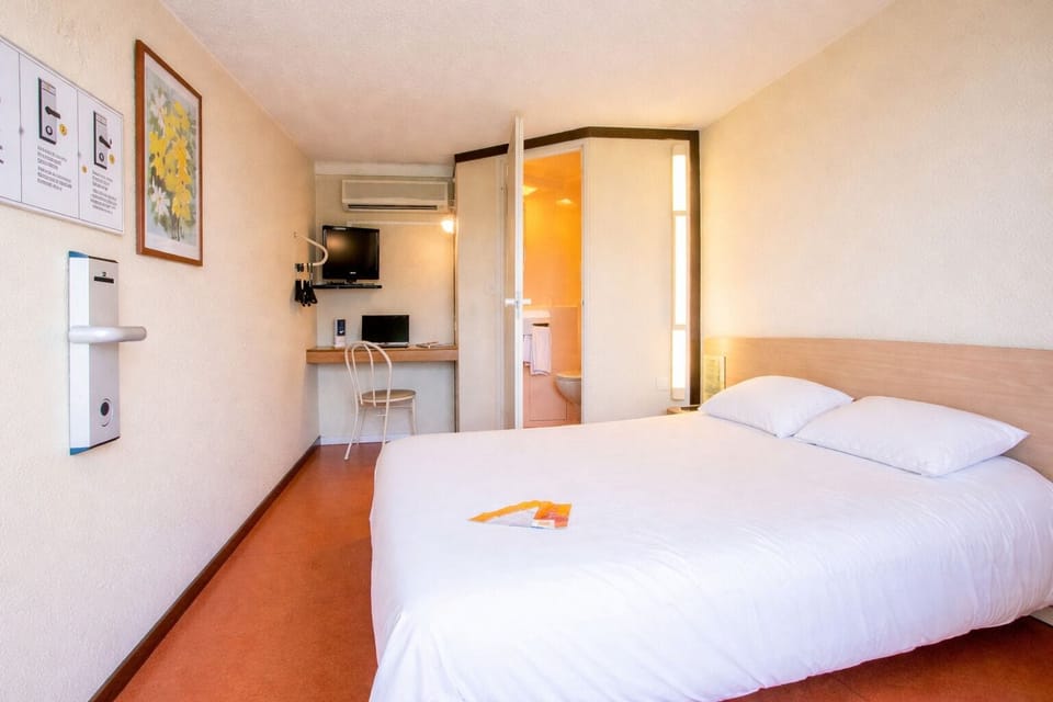 Standard Room, 1 Double Bed | Desk, free cribs/infant beds, free WiFi, bed sheets