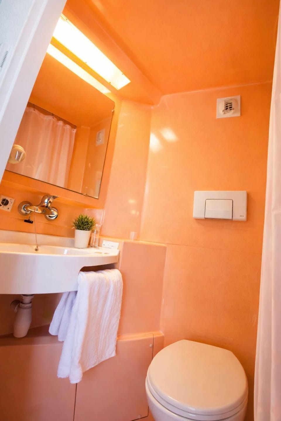 Shower, eco-friendly toiletries, towels