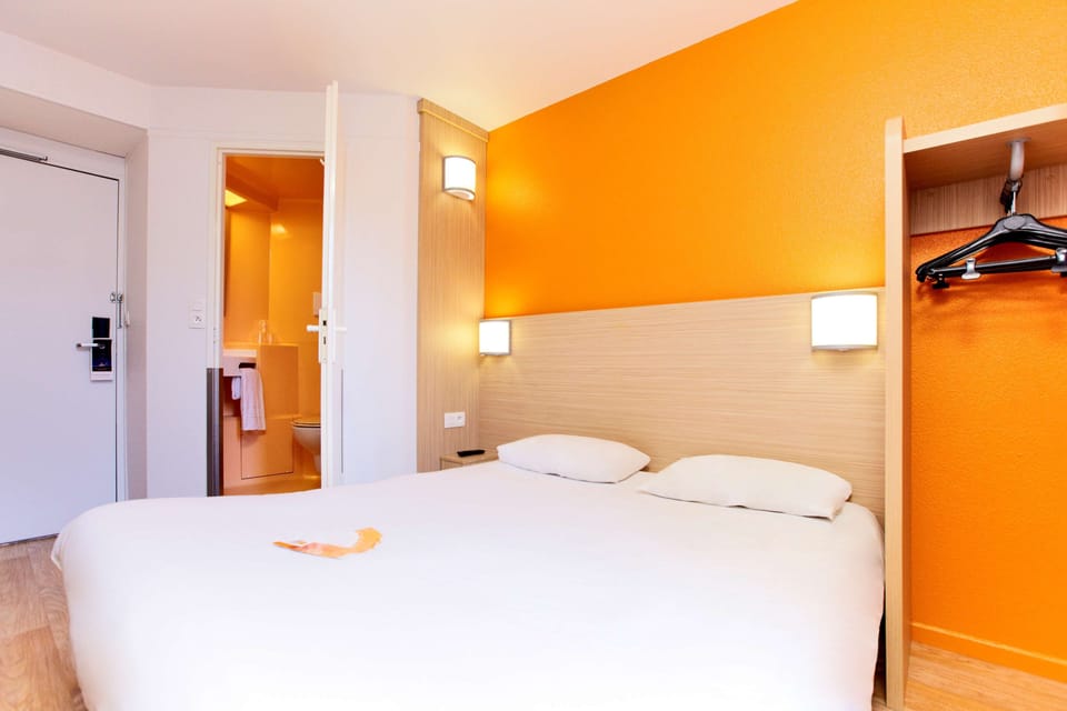 Standard Room, 1 Double Bed | Desk, blackout drapes, soundproofing, free cribs/infant beds