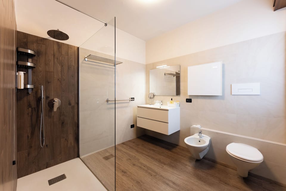 Superior Double Room | Bathroom | Shower, rainfall showerhead, free toiletries, hair dryer