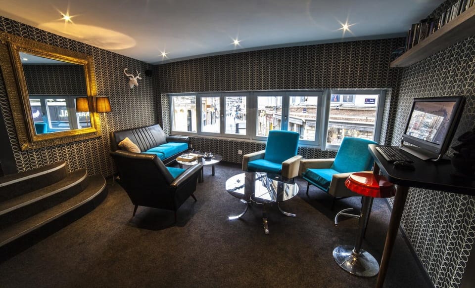 Lobby lounge