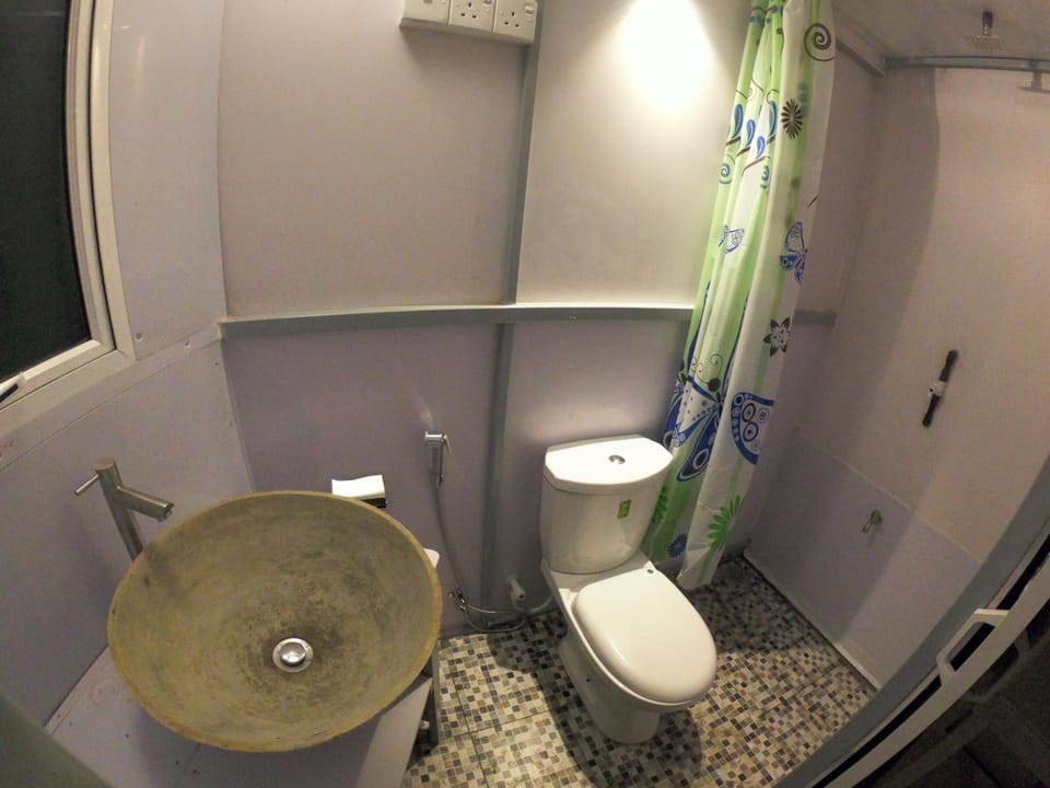 Shower, free toiletries, hair dryer, bidet