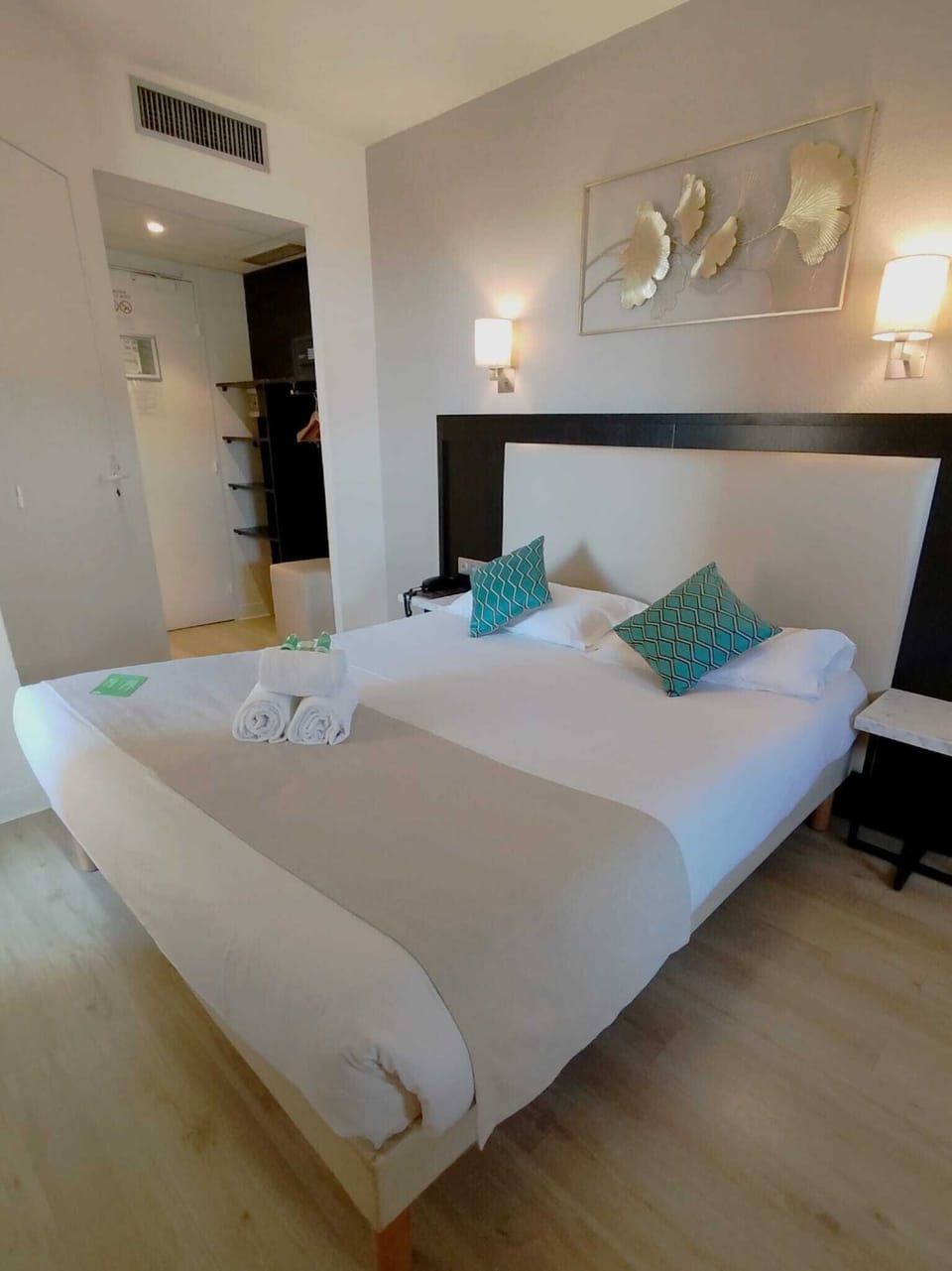 Double Room, 1 Queen Bed, Sea side | Premium bedding, in-room safe, individually furnished, desk
