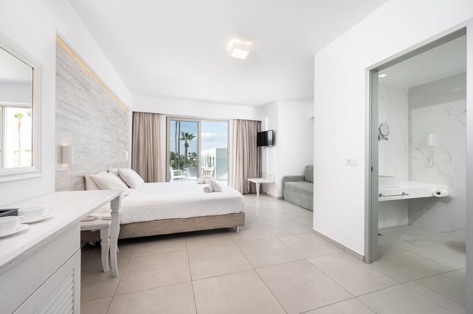 Deluxe Suite, Pool View | Soundproofing, bed sheets
