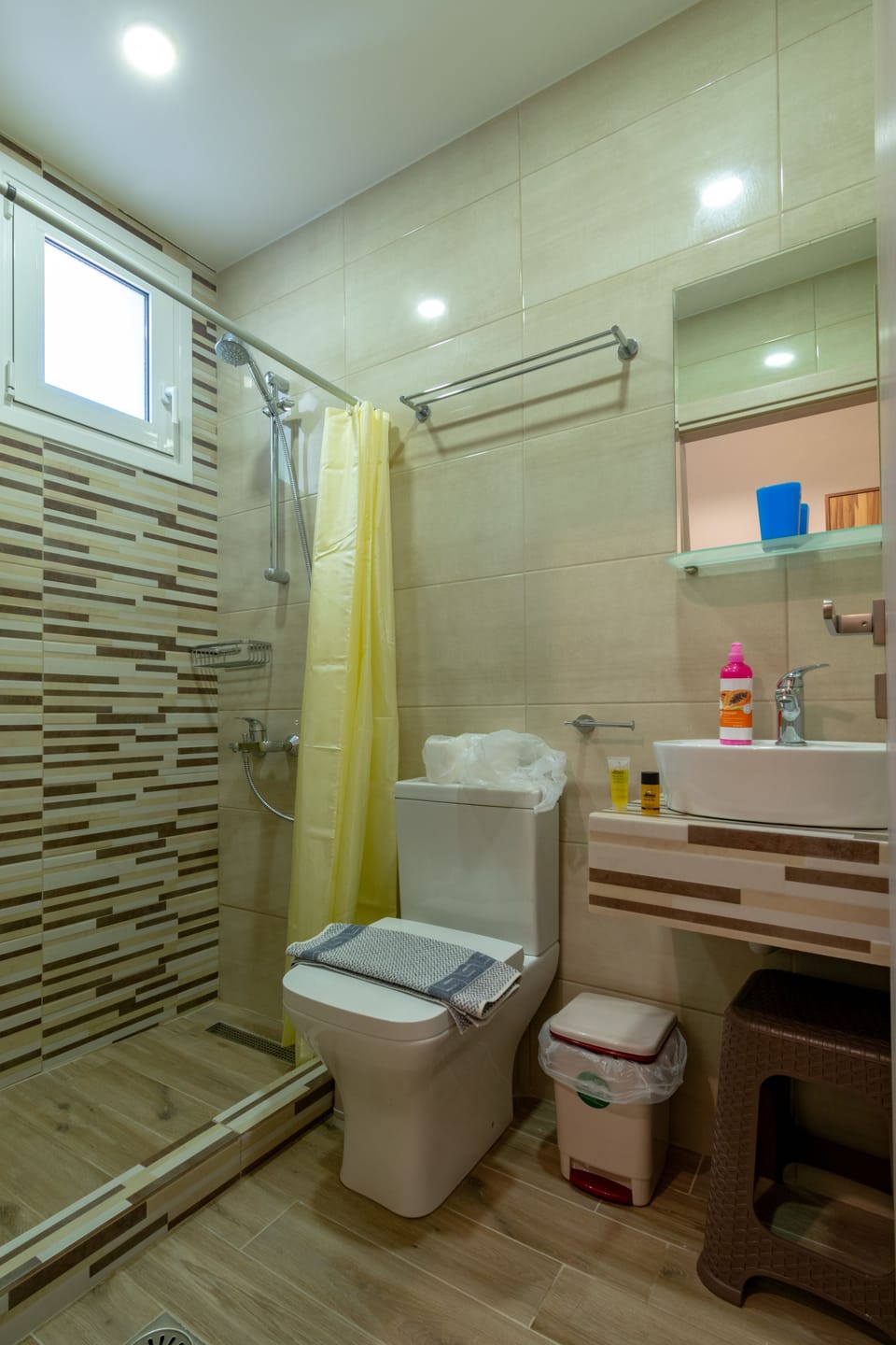 Standard Room | Bathroom | Shower, free toiletries, hair dryer, towels