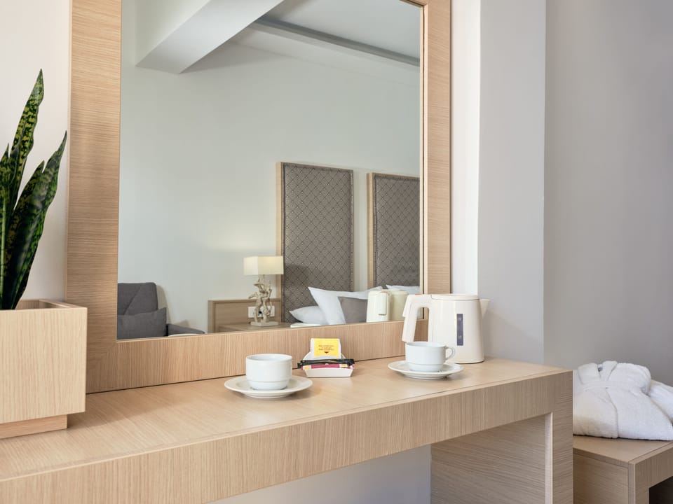 Premium bedding, in-room safe, desk, blackout drapes