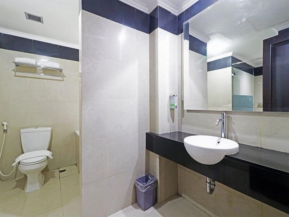Executive Room | Bathroom | Shower, free toiletries, slippers, towels