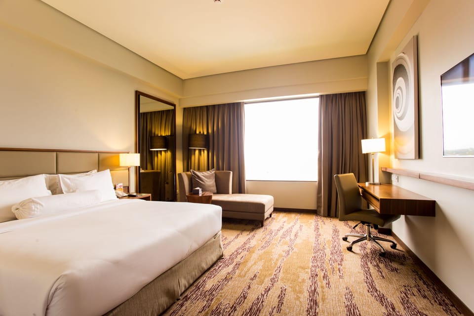 Deluxe Room, 1 King Bed | Minibar, in-room safe, desk, blackout drapes