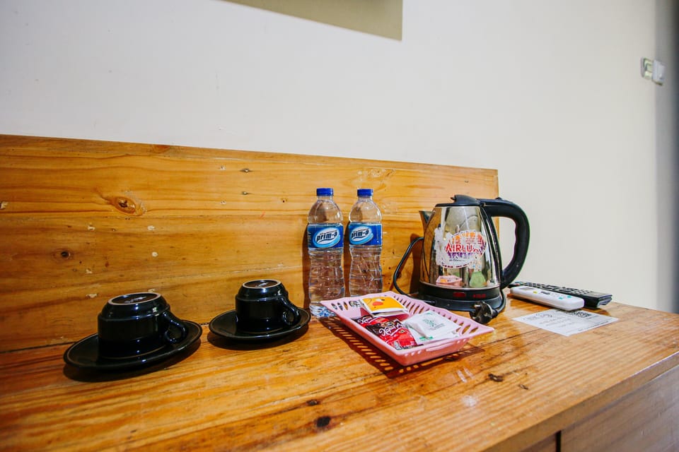 Deluxe Cattleya | Desk, laptop workspace, free WiFi