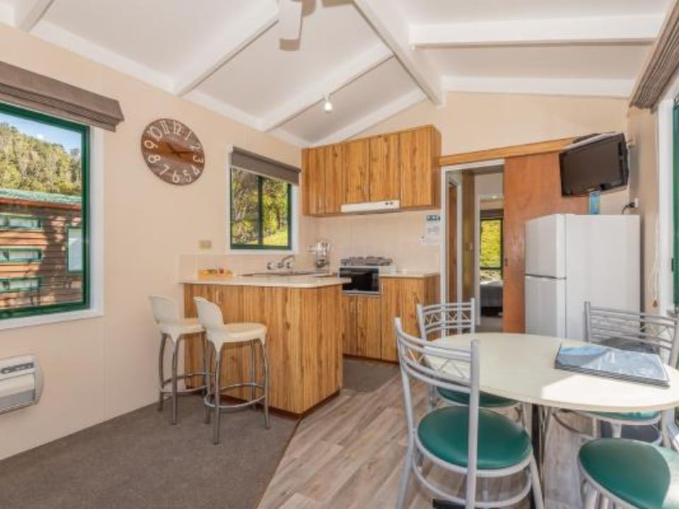 Ensuite Cabin Jayco | Private kitchenette | Shared fridge, microwave