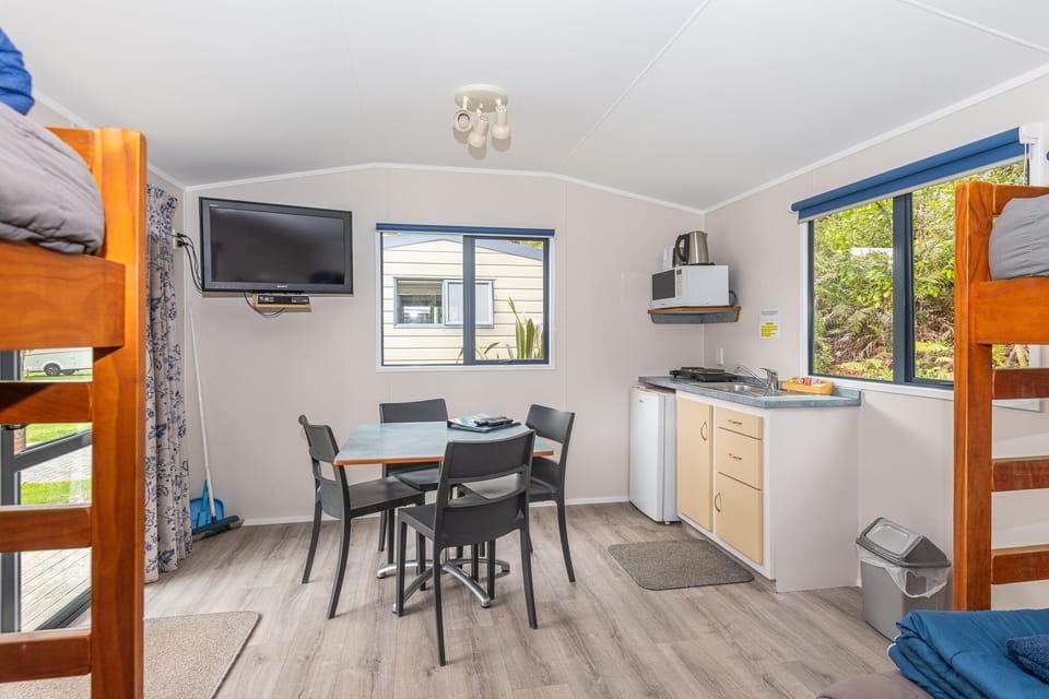 Cabin, Kitchenette | Private kitchen | Shared fridge, microwave