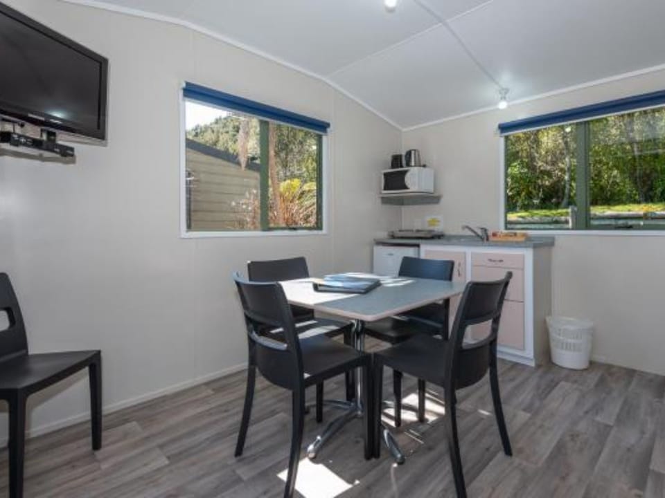 Ensuite Cabin  | Private kitchenette | Shared fridge, microwave