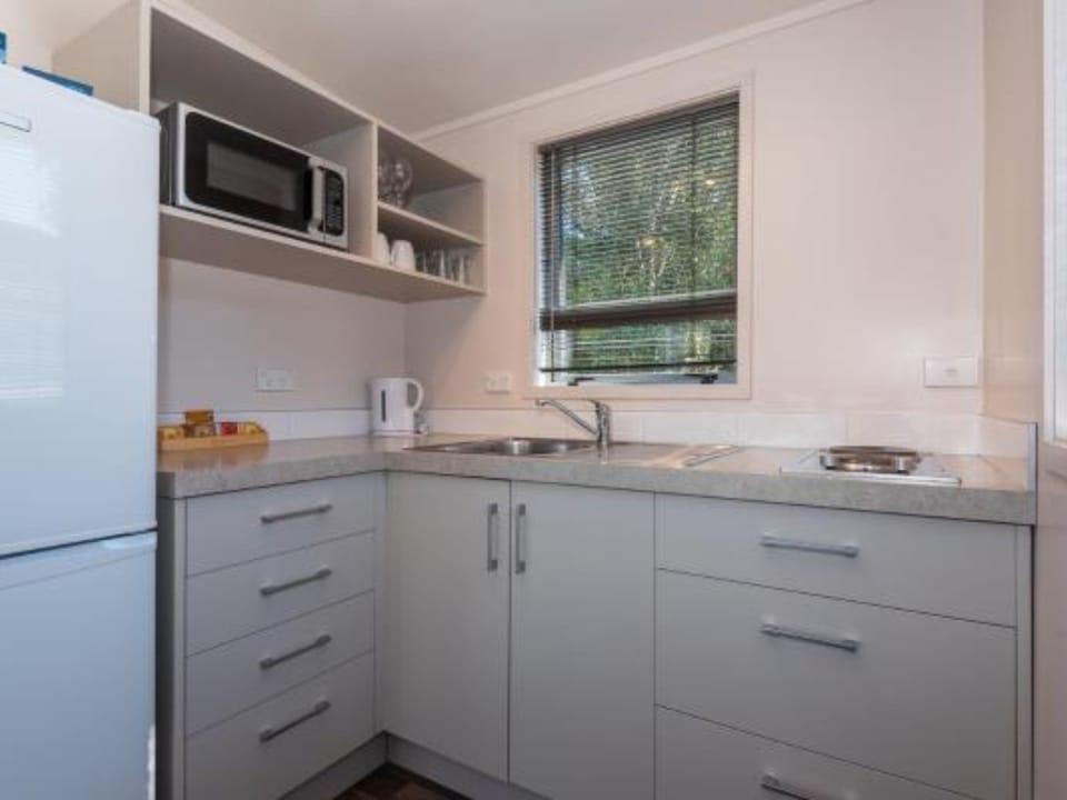 Tikitapu View Motel Room | Private kitchenette | Shared fridge, microwave
