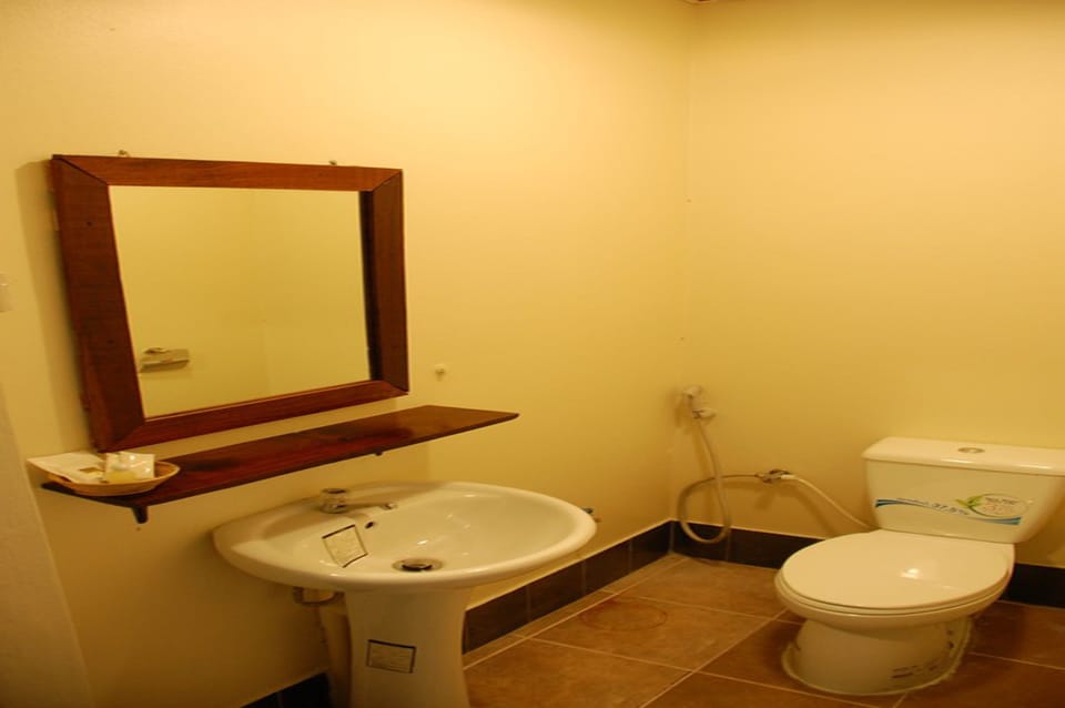 Shower, free toiletries, towels