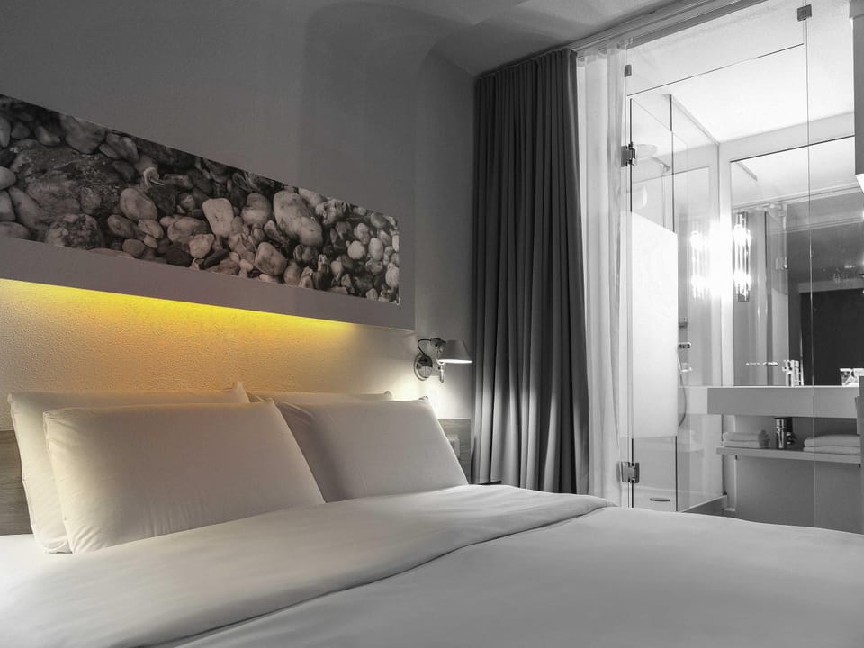 Classic Room, 1 Queen Bed | Premium bedding, pillowtop beds, in-room safe, desk