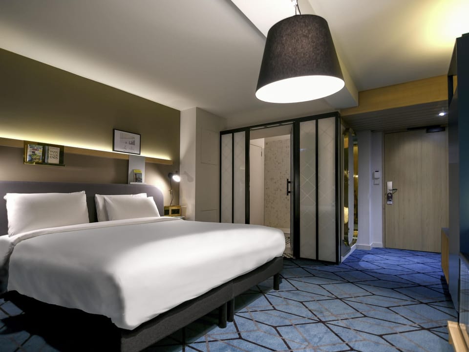 Privilege, Premium Room, 1 King Bed | Premium bedding, pillowtop beds, in-room safe, desk