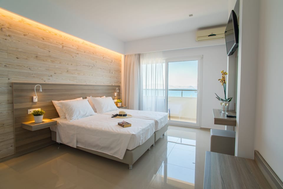 Deluxe Studio, Sea View | Premium bedding, in-room safe, desk, blackout drapes