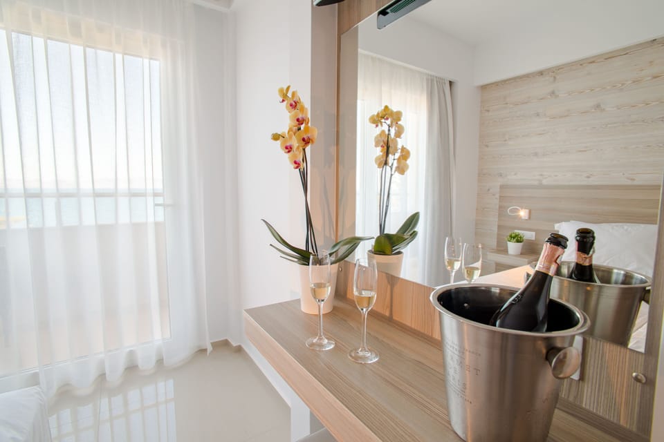 Deluxe Studio, Sea View | Premium bedding, in-room safe, desk, blackout drapes