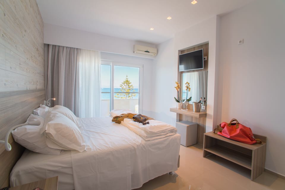 Deluxe Studio, Sea View | Premium bedding, in-room safe, desk, blackout drapes