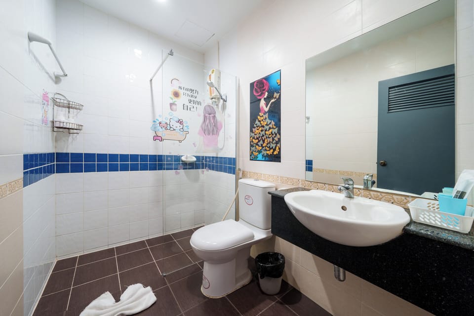 Superior Double Room | Bathroom | Shower, free toiletries, hair dryer (on request), towels