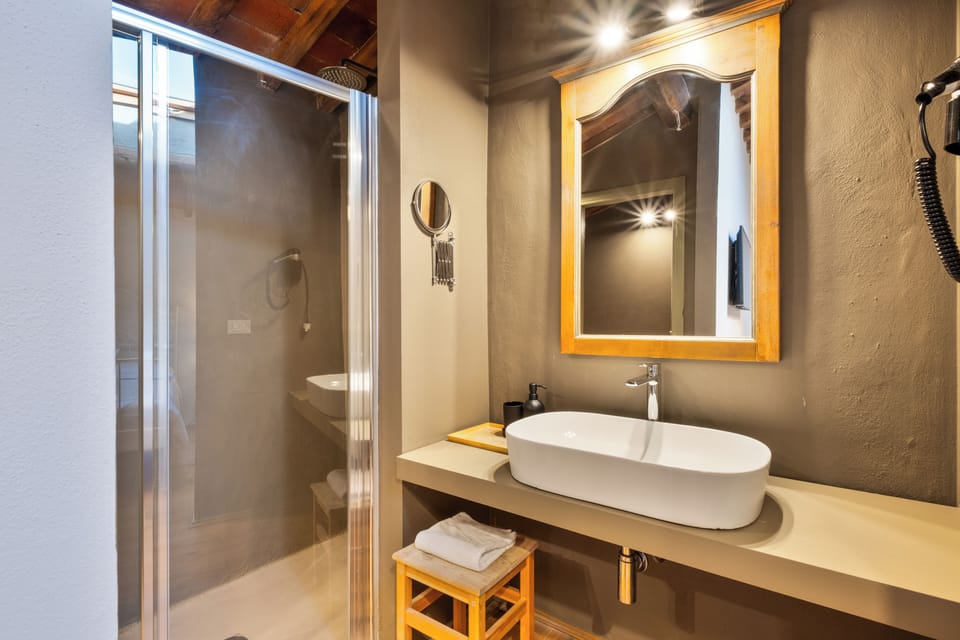 Superior Quadruple Room | Bathroom | Shower, hair dryer, bidet, towels