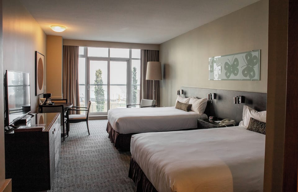 Seaview Queen | Egyptian cotton sheets, premium bedding, in-room safe, blackout drapes