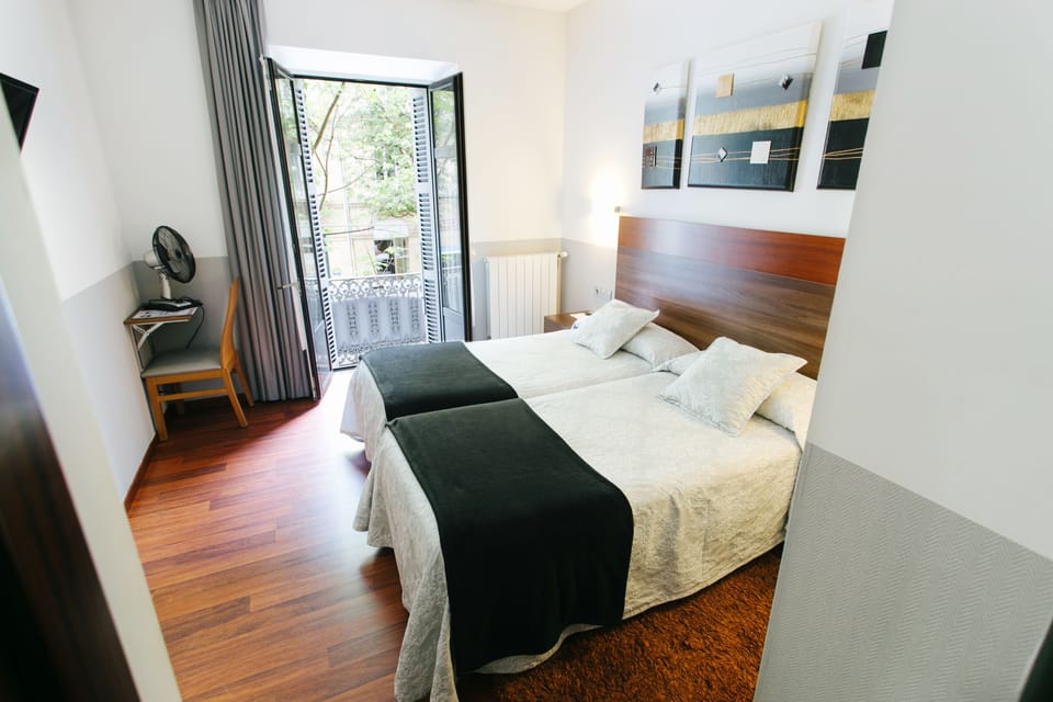 City Double or Twin Room | Desk, blackout drapes, soundproofing, free cribs/infant beds
