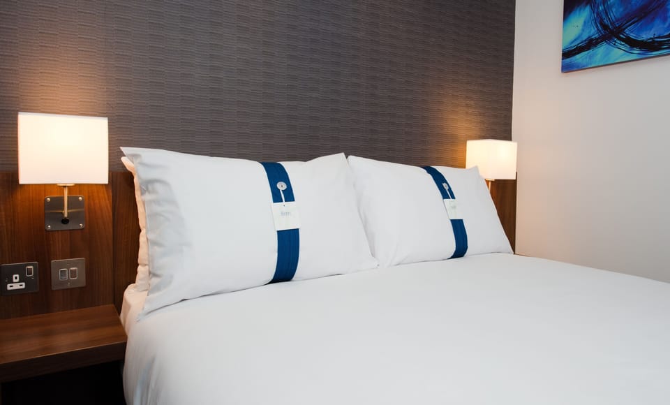 Standard Room, 1 Double Bed | In-room safe, desk, cribs (free), WiFi (free)