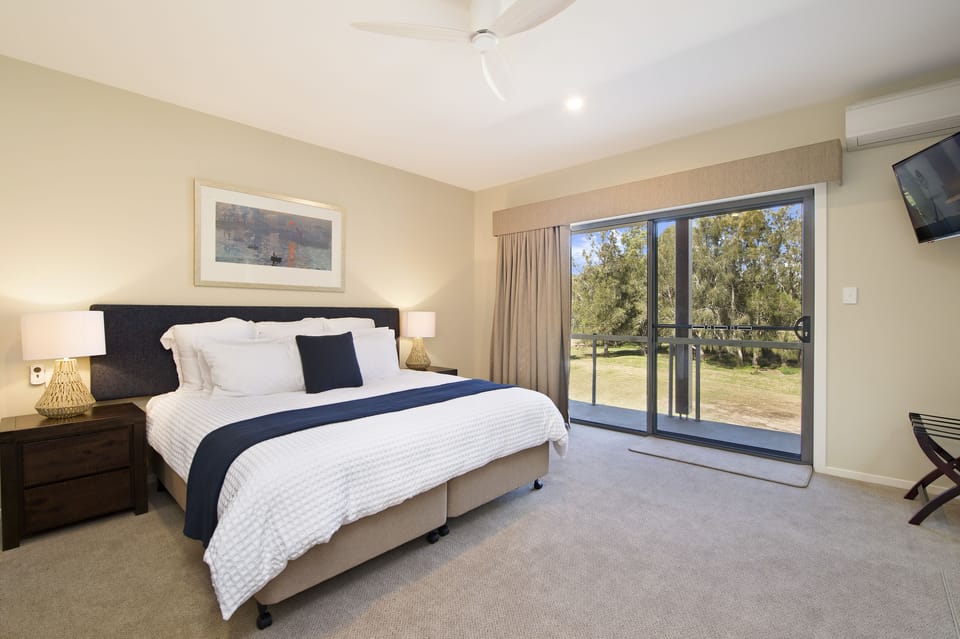 Deluxe King Spa with Garden View | Egyptian cotton sheets, premium bedding, iron/ironing board, WiFi (free)