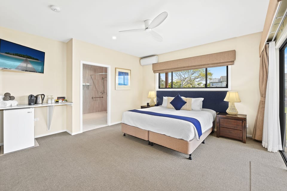 Superior King Room with Disability Access | Egyptian cotton sheets, premium bedding, iron/ironing board, WiFi (free)