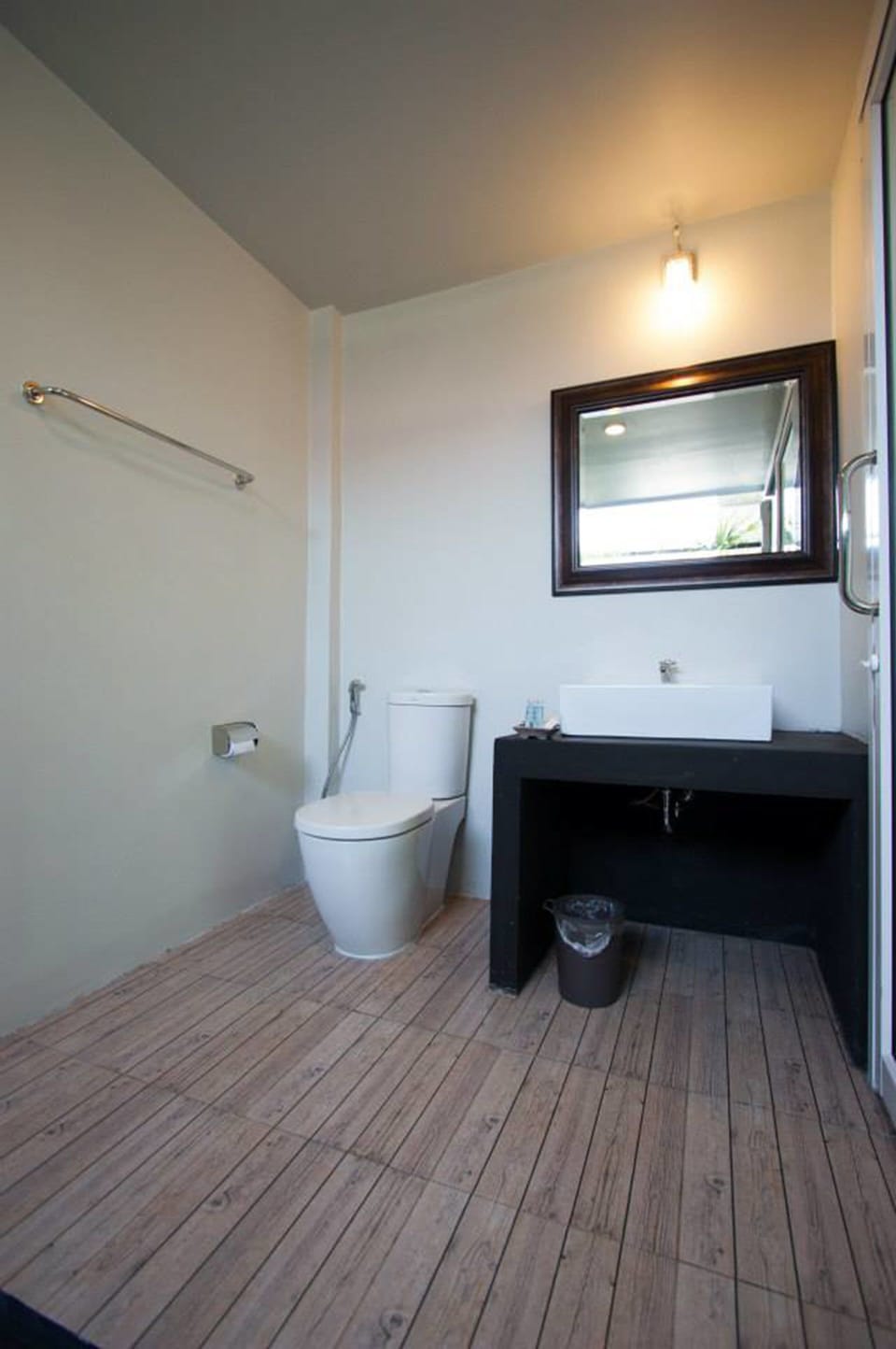 Shower, free toiletries, towels