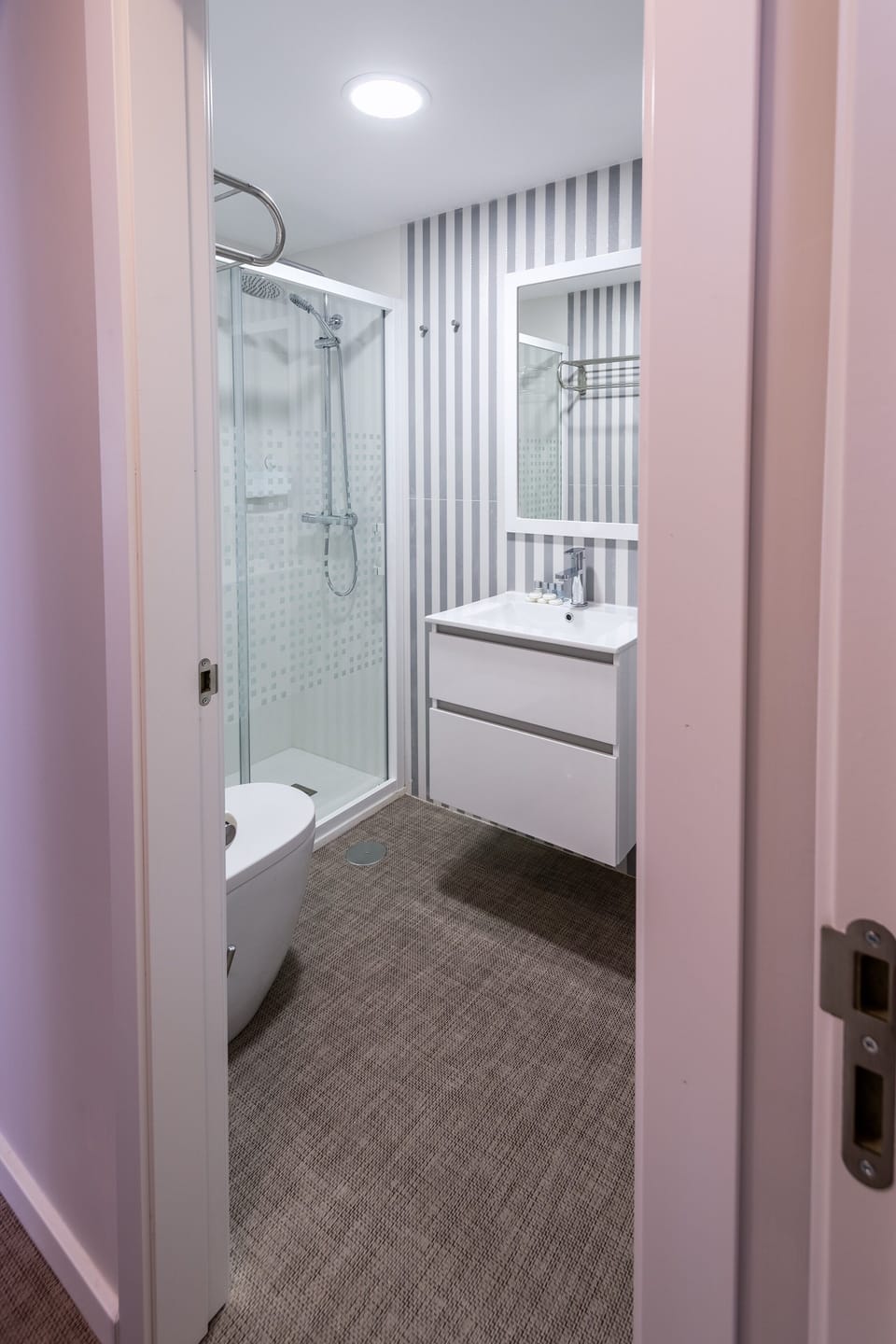 Family Suite Premium | Bathroom | Shower, free toiletries, hair dryer, towels
