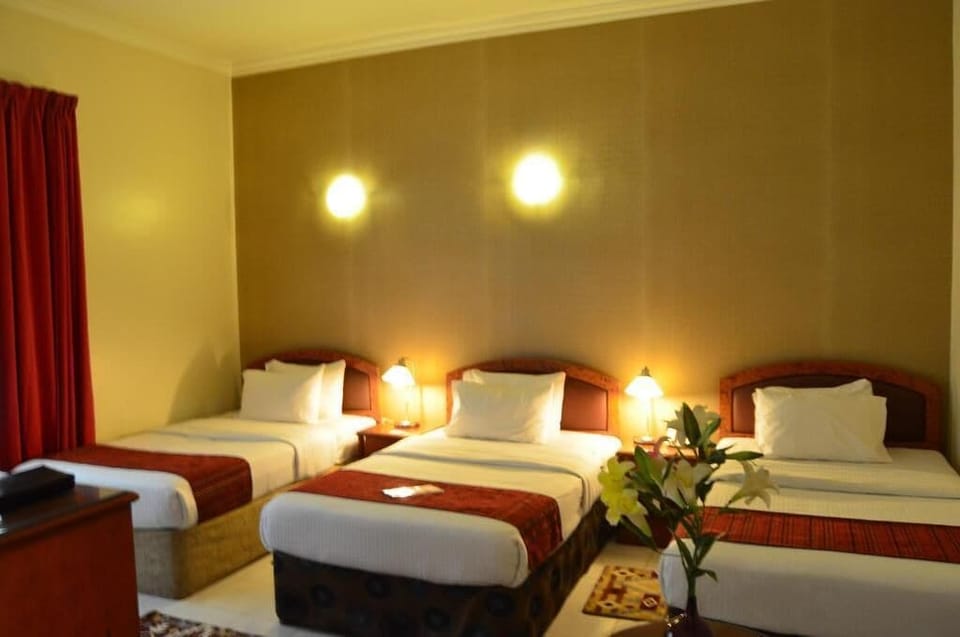 Triple Room | In-room safe, desk, soundproofing, free WiFi