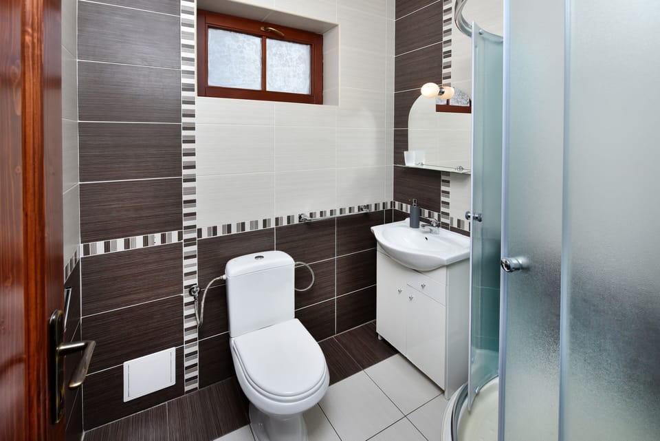 Triple Room | Bathroom | Free toiletries, hair dryer, towels