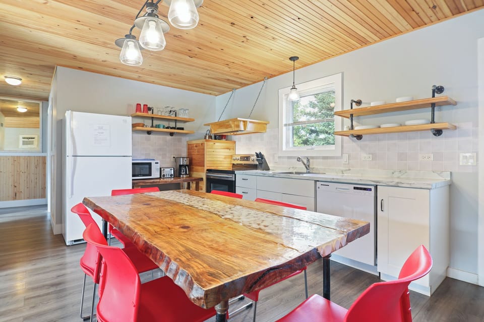 Luxury Cottage, 3 Bedrooms | Living area | 39-inch LCD TV with cable channels, TV
