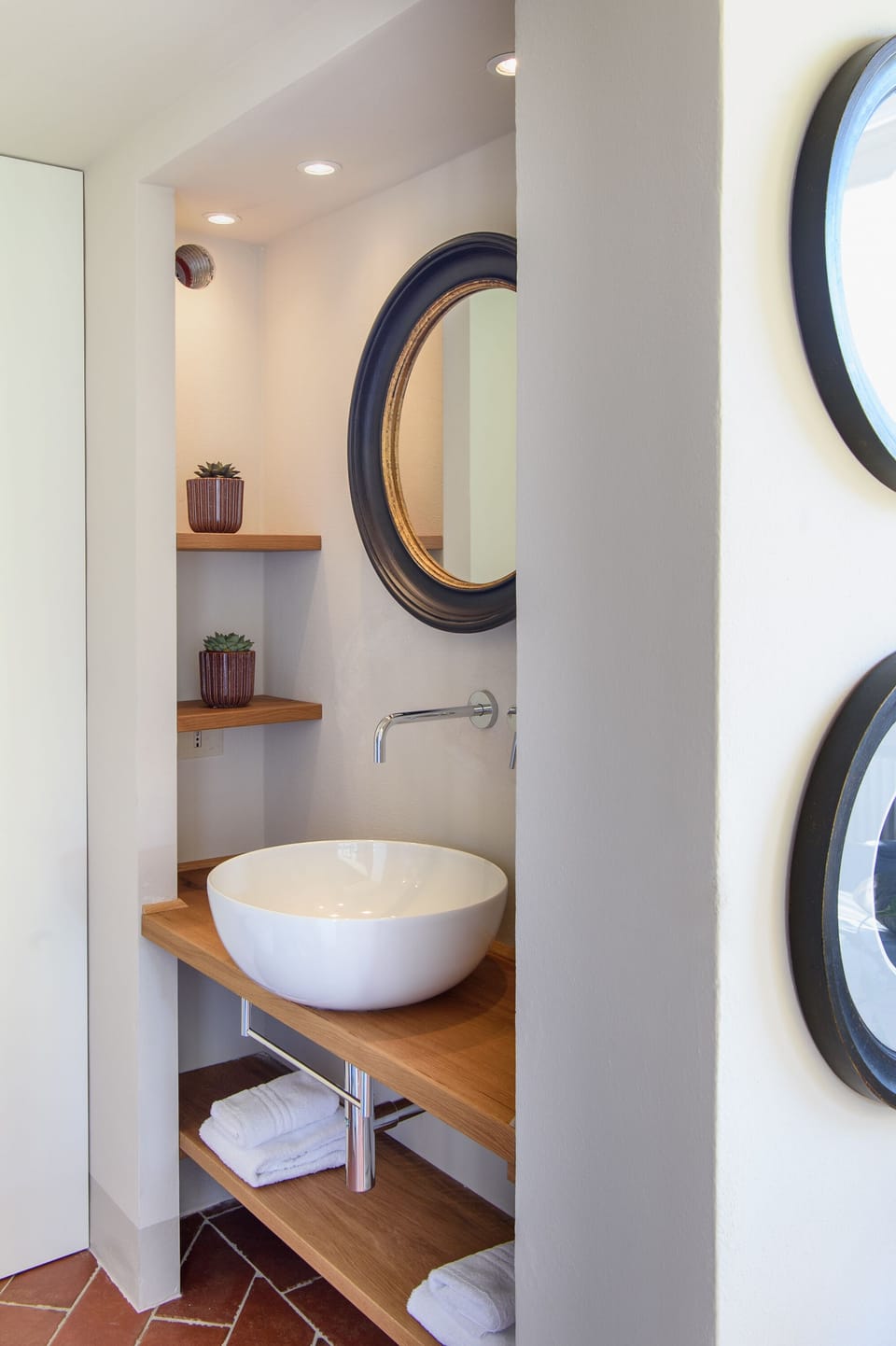 Luxury Suite | Bathroom | Free toiletries, hair dryer, towels, soap