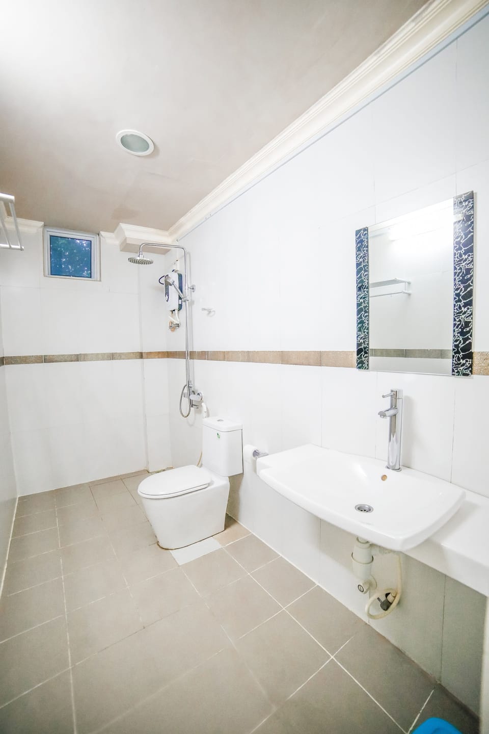 Deluxe King Room | Bathroom | Shower, free toiletries, hair dryer, towels