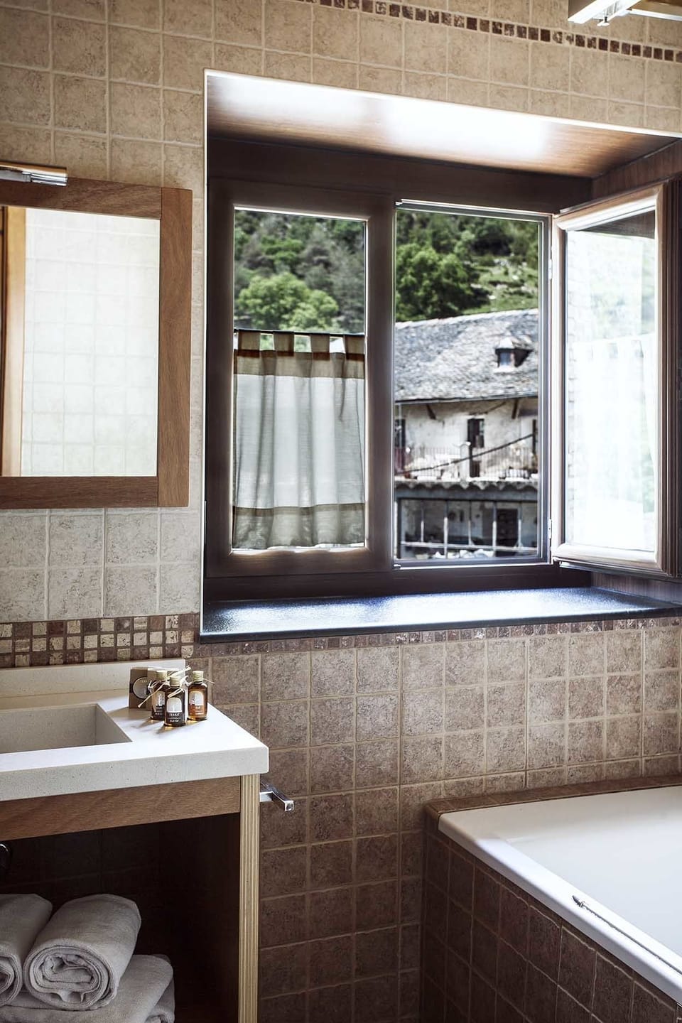 Family Duplex | Bathroom | Free toiletries, hair dryer, towels