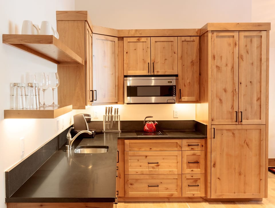 Coffee/tea maker, fridge