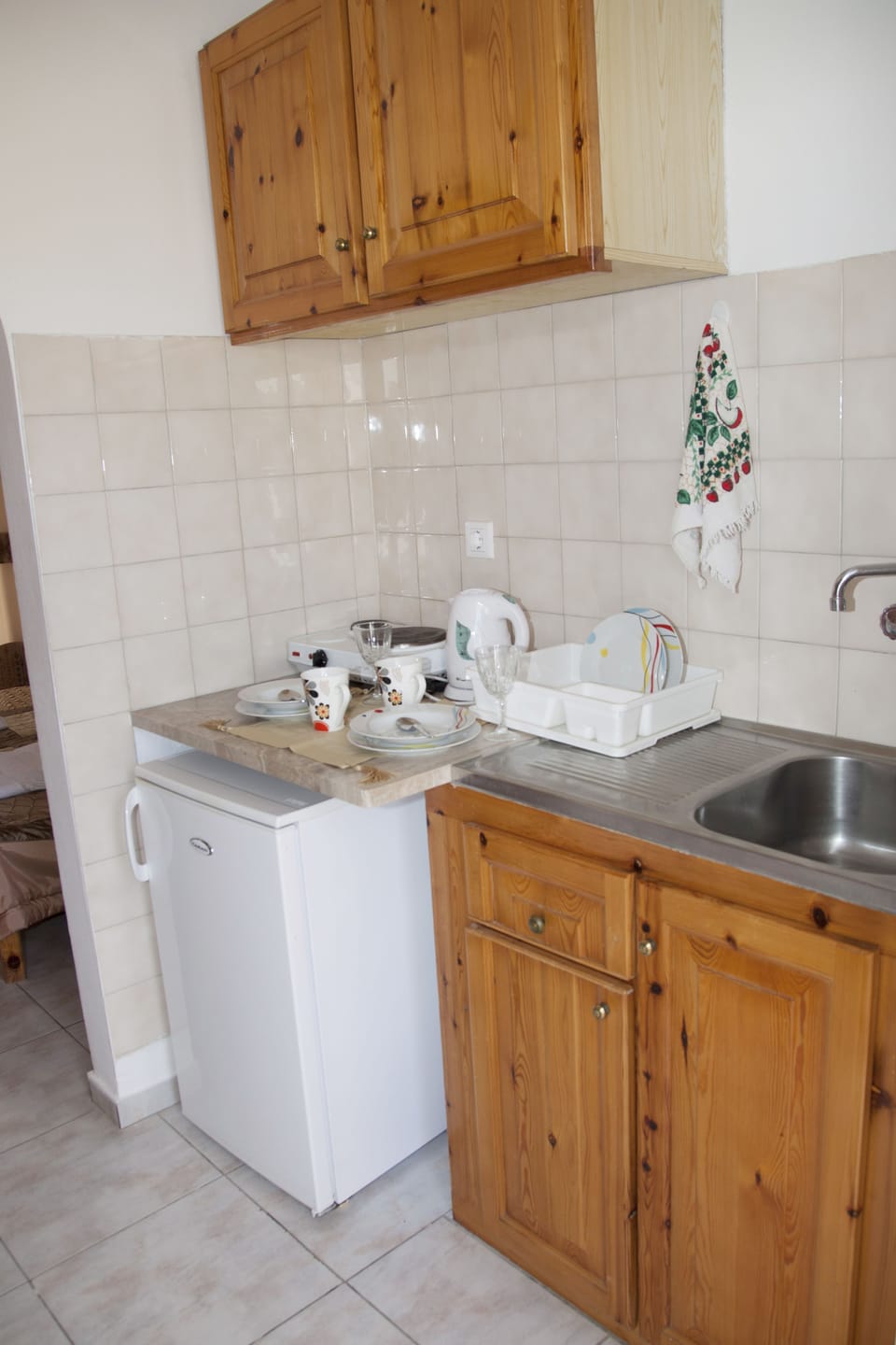 Fridge, stovetop, electric kettle, cookware/dishes/utensils