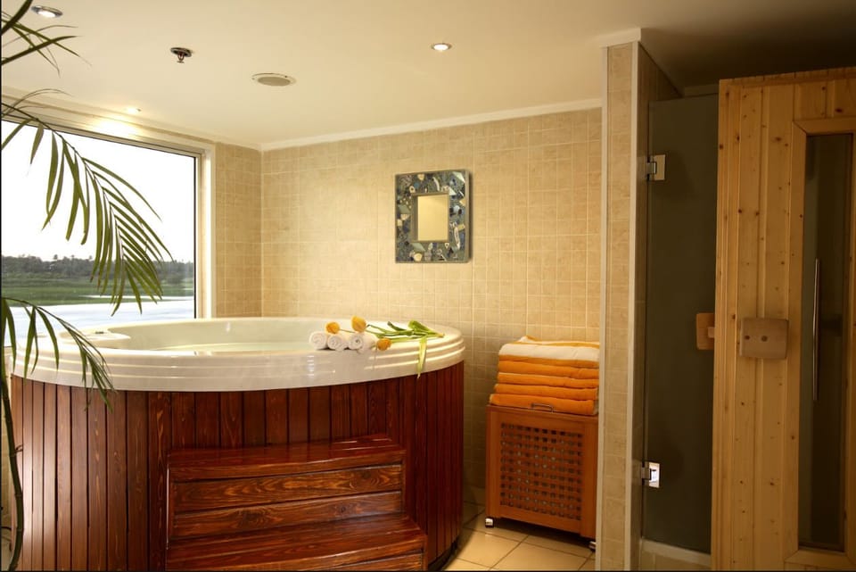 Body treatments, body wraps, body scrubs, facials, 1 treatment room
