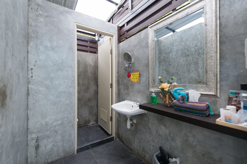 Shower, free toiletries, towels