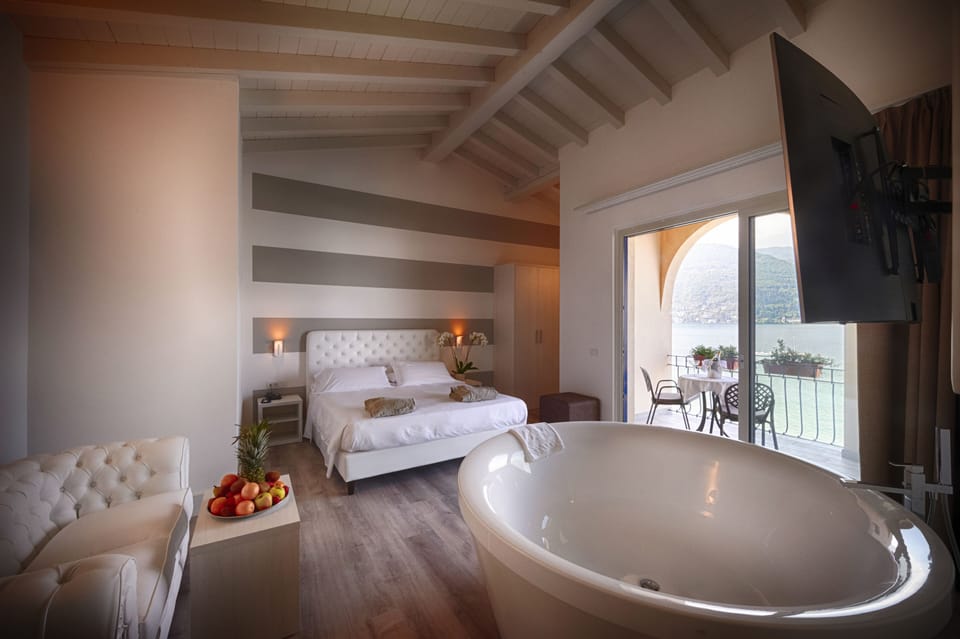 Premium bedding, down comforters, minibar, in-room safe