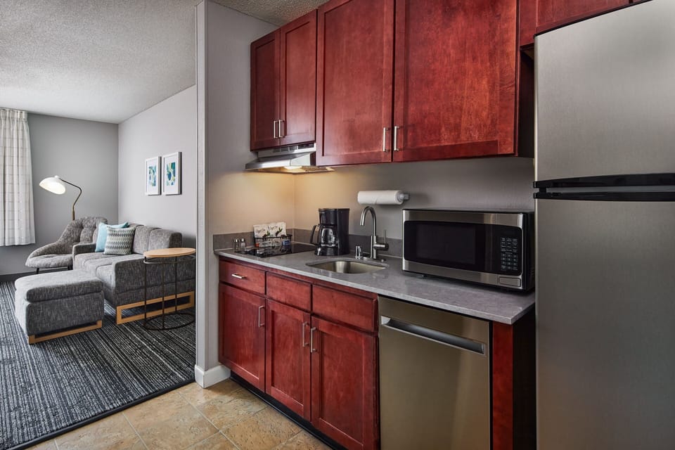 Full-size fridge, microwave, oven, stovetop