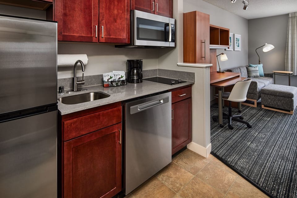 Full-size fridge, microwave, oven, stovetop