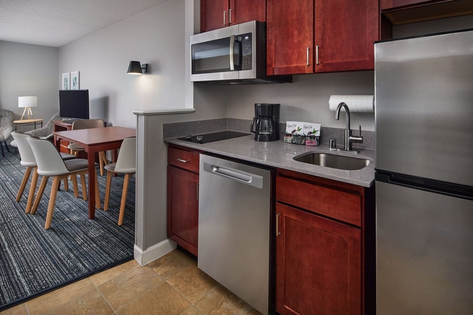 Full-size fridge, microwave, oven, stovetop