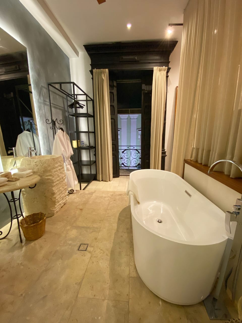 Presidential Studio Suite, Bathtub | Bathroom | Free toiletries, hair dryer, bathrobes, towels