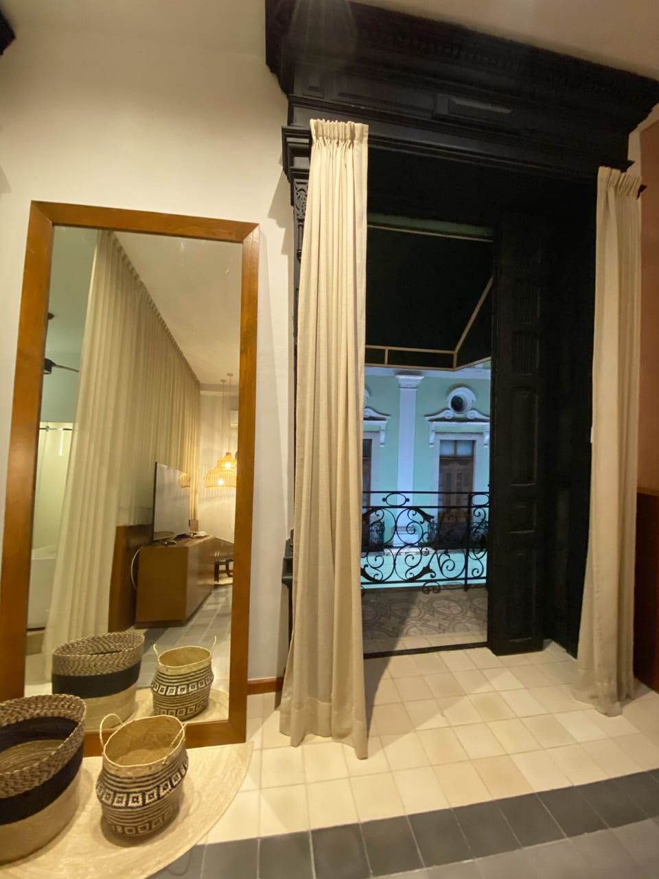 Presidential Studio Suite, Bathtub | Minibar, blackout drapes, WiFi (free)