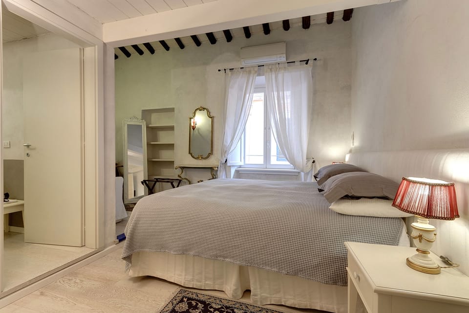 Double Room | Minibar, individually decorated, individually furnished, desk
